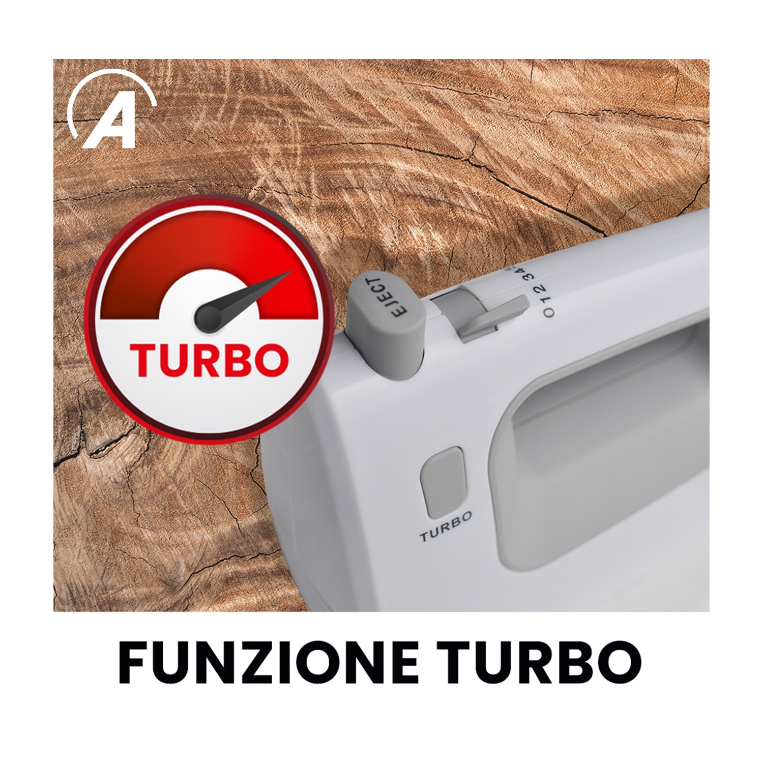 Un frullatore a mano bianco con funzione turbo su una superficie in legno, accanto a un'icona turbo rossa.