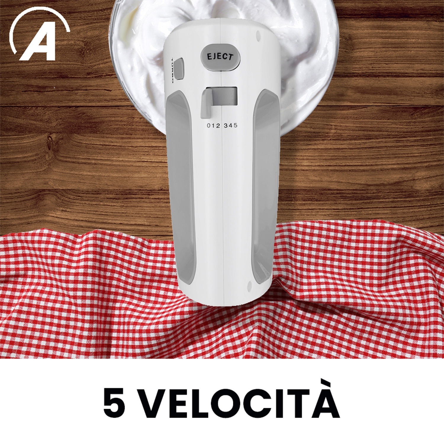 Un frullatore a mano bianco su un tavolo di legno con una ciotola di panna e un panno a quadri.