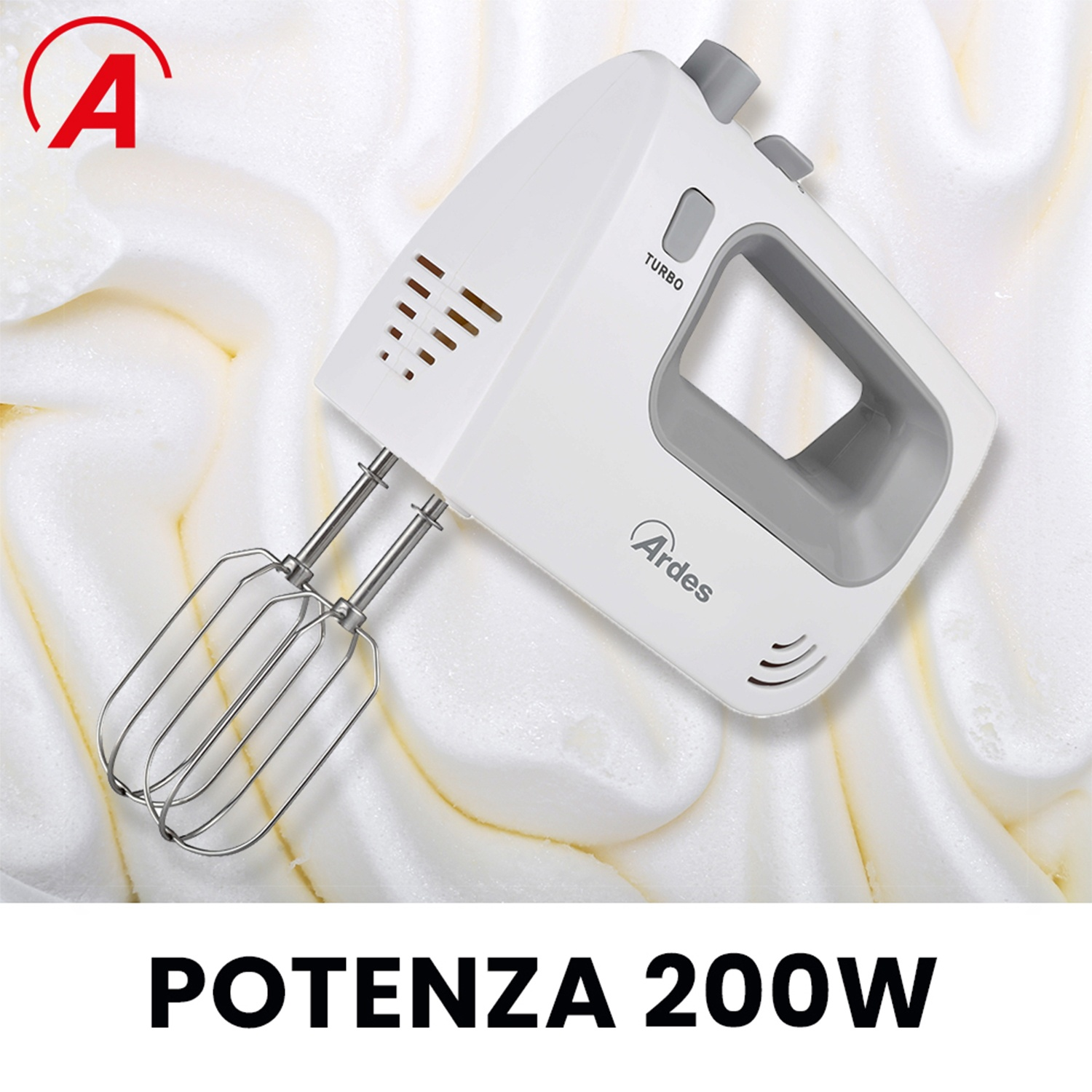 Sbattitore elettrico bianco Ardes con fruste in metallo su panna montata.