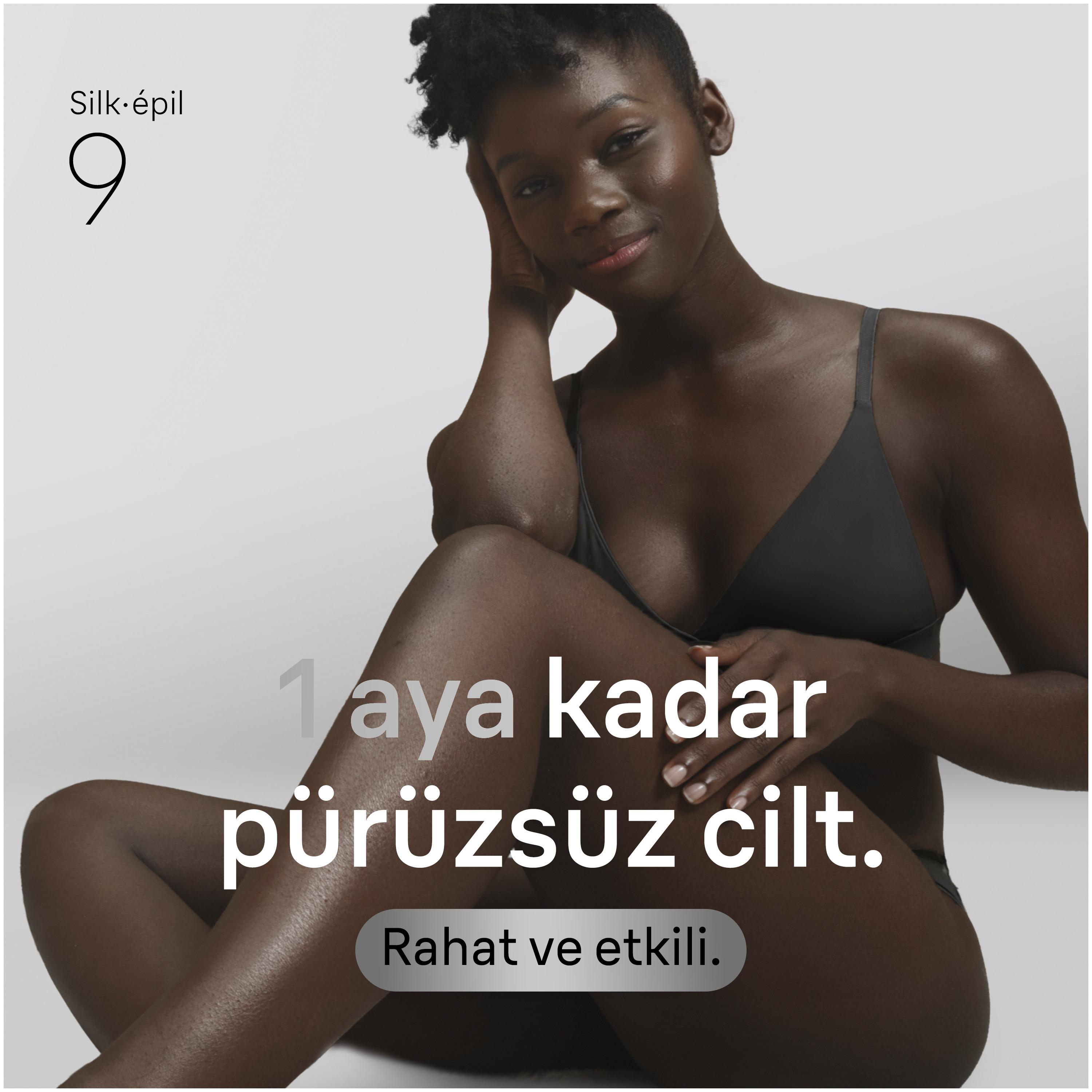 Siyah iç çamaşırlı bir kadın açık fonda gülümsüyor, üzerinde "Silk-épil 9" ve "1 aya kadar pürüzsüz cilt" yazısı var.