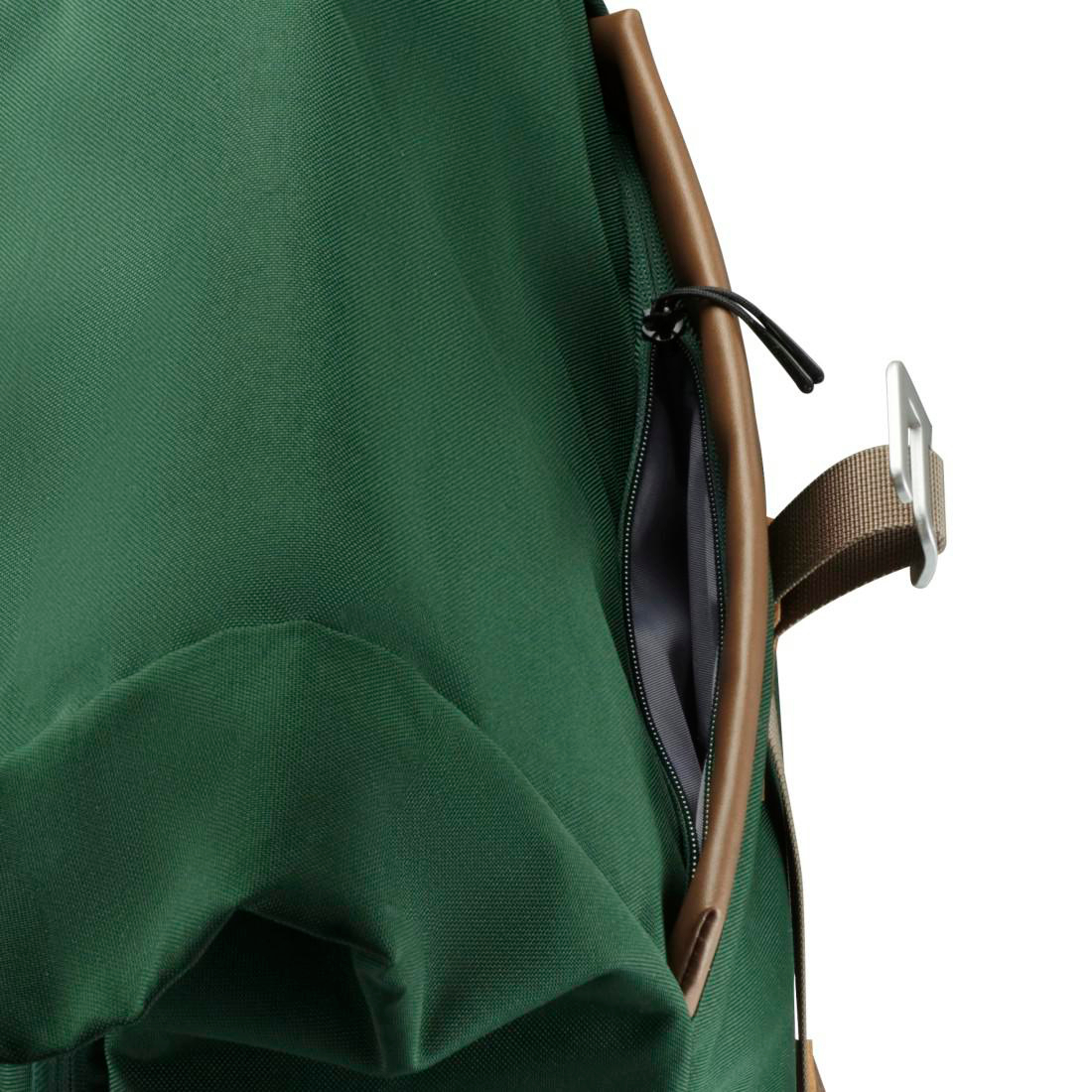 Grüner Rucksack mit offener Reißverschlusstasche, braunem Rand und Metall-Schnalle.