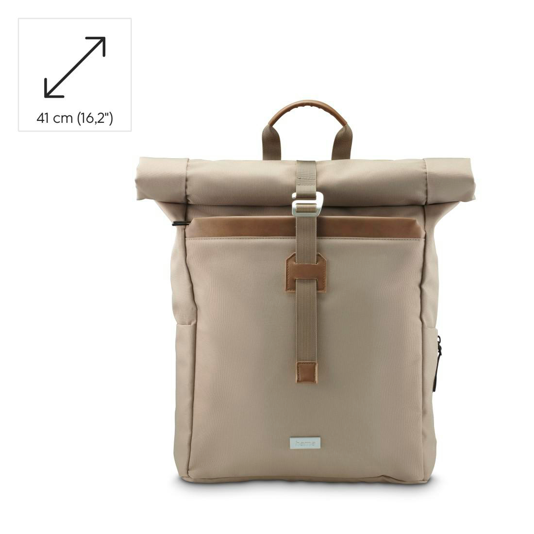 Beiger Roll-Top-Rucksack mit braunen Akzenten und einem Metallschnallenverschluss auf weißem Hintergrund.