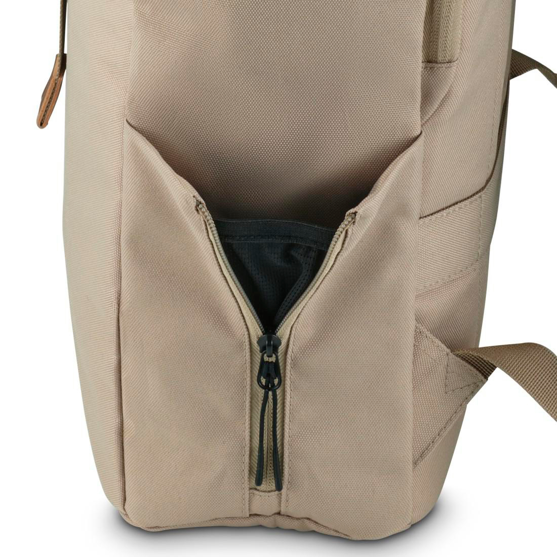 Nahaufnahme eines beigen Rucksacks mit einer Reißverschluss-Seitentasche und dunklem Innenfach.