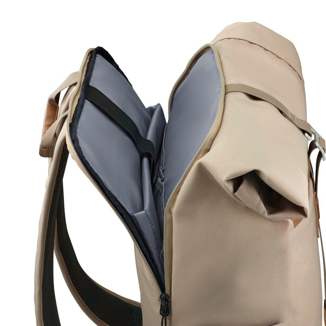 Beiger Rucksack mit offenem Hauptfach, grauem Innenfutter und gepolstertem Rückenteil vor weißem Hintergrund.