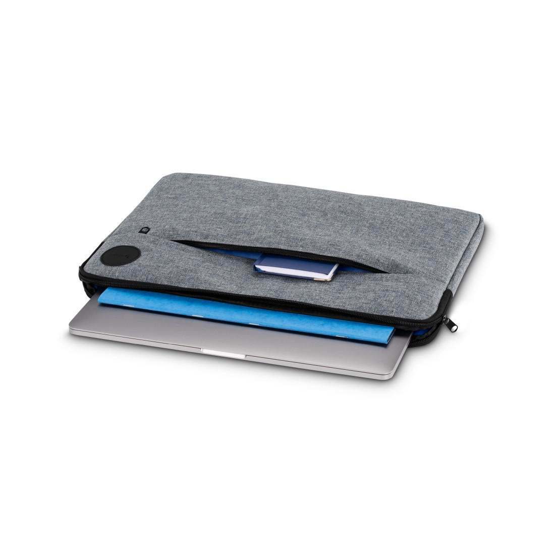 Graue Laptoptasche mit offenem Hauptfach, darin ein Laptop und eine blaue Mappe.