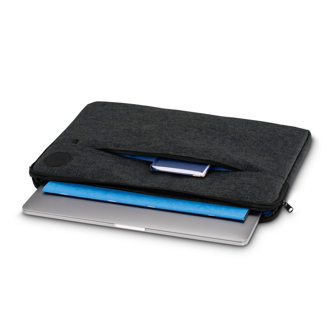 Dunkelgraue Laptoptasche mit silbernem Laptop und blauen Dokumenten vor weißem Hintergrund.