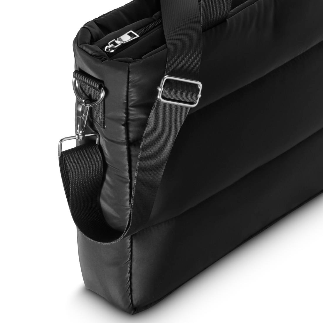 Eine schwarze gesteppte Tasche mit Schulterriemen und silbernen Details.