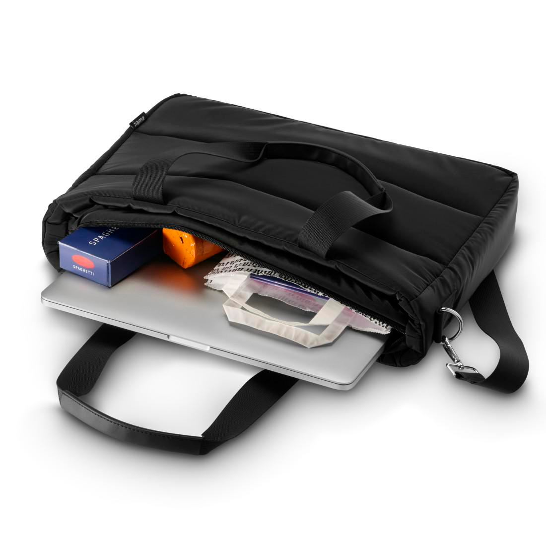 Eine schwarze gepolsterte Tasche mit offenem Reißverschluss zeigt einen Laptop und Lebensmittel im Inneren auf weißem Grund.