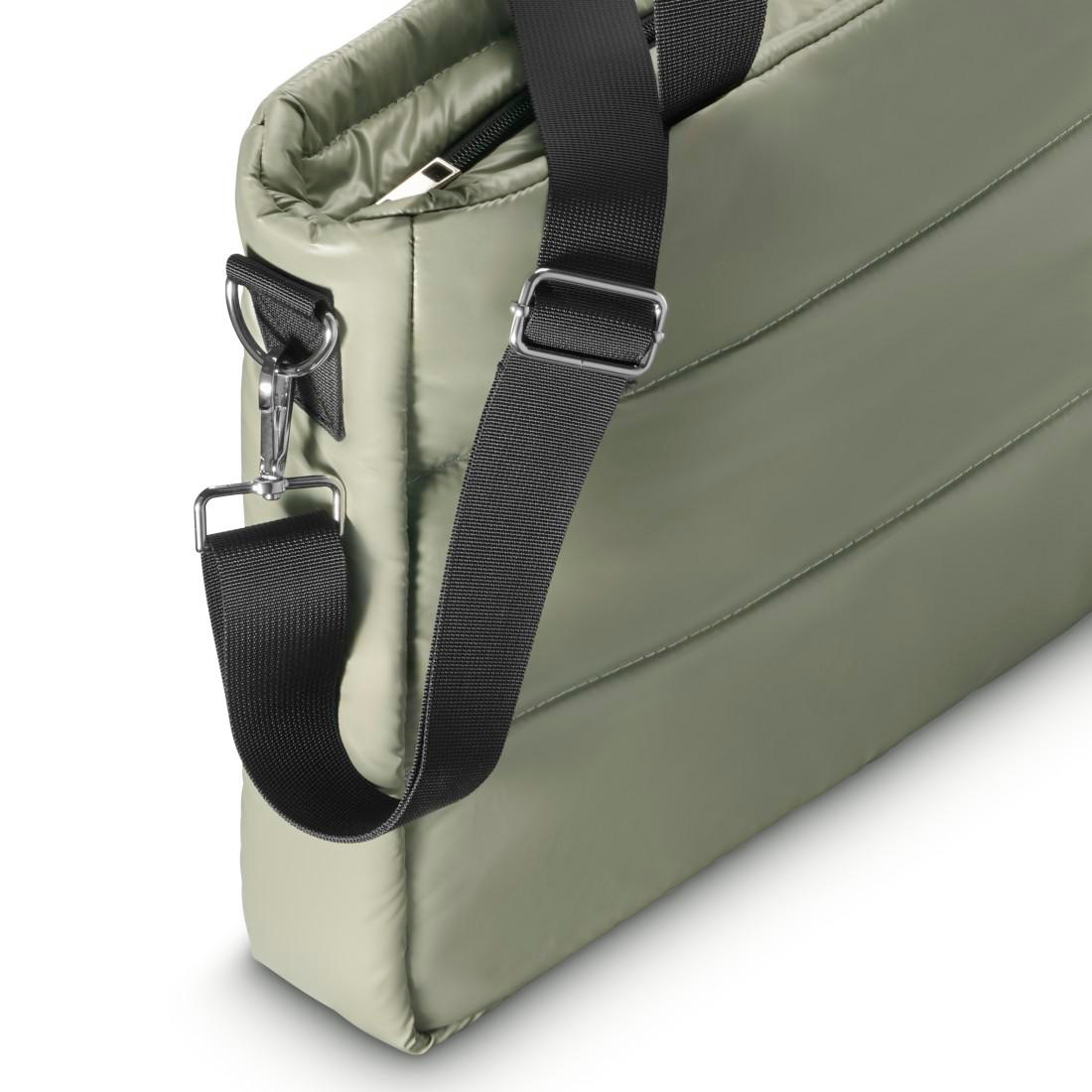 Eine olivgrüne, gesteppte Tasche mit schwarzem Schultergurt und Metallschnallen auf weißem Hintergrund.