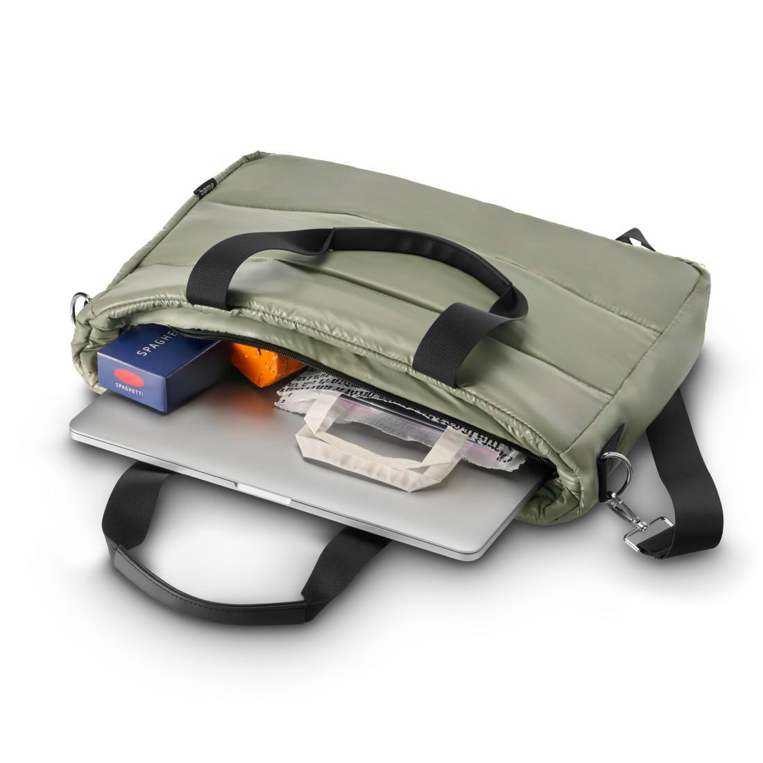 Eine olivgrüne gepolsterte Tasche mit schwarzem Griff enthält einen Laptop und kleine Gegenstände auf weißem Grund.