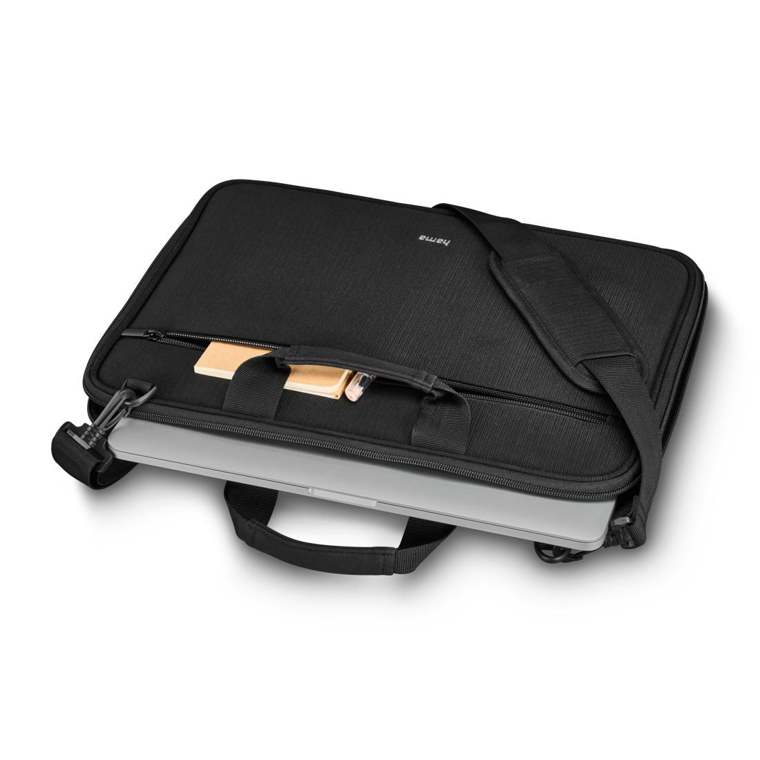 Eine schwarze Laptoptasche mit Schultergurt und Stiften in der Vordertasche.
