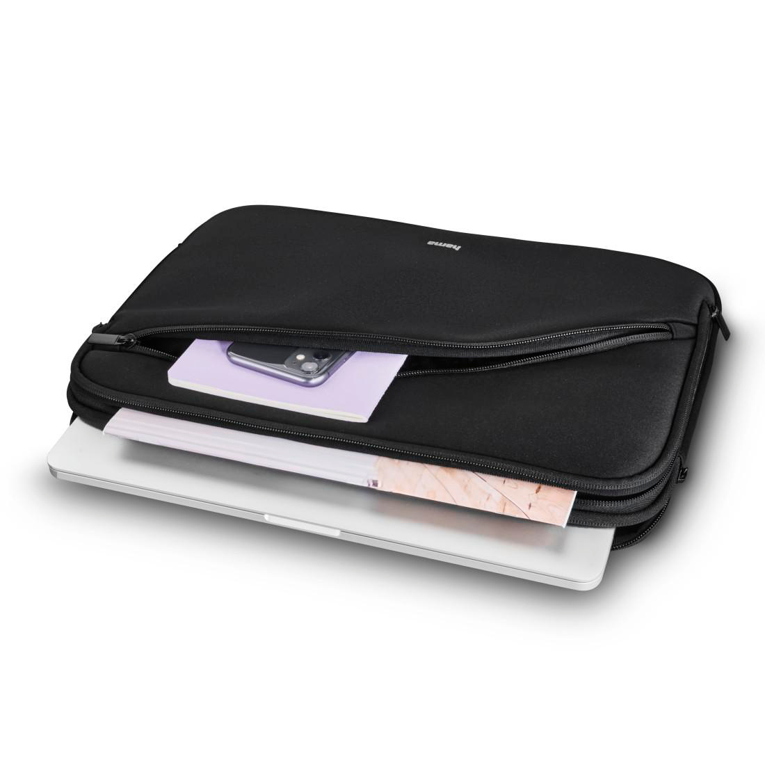 Schwarze Laptoptasche mit geöffneten Fächern, einem Laptop, einem Notizbuch und einem Smartphone auf weißem Grund.