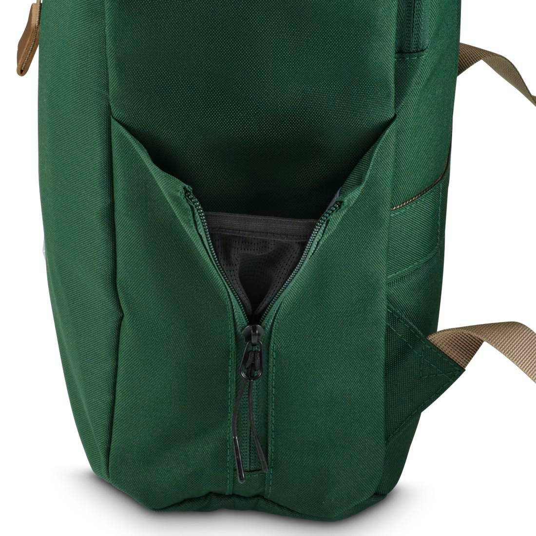 Grüner Rucksack mit offener Reißverschlusstasche vorne und braunen Riemen.