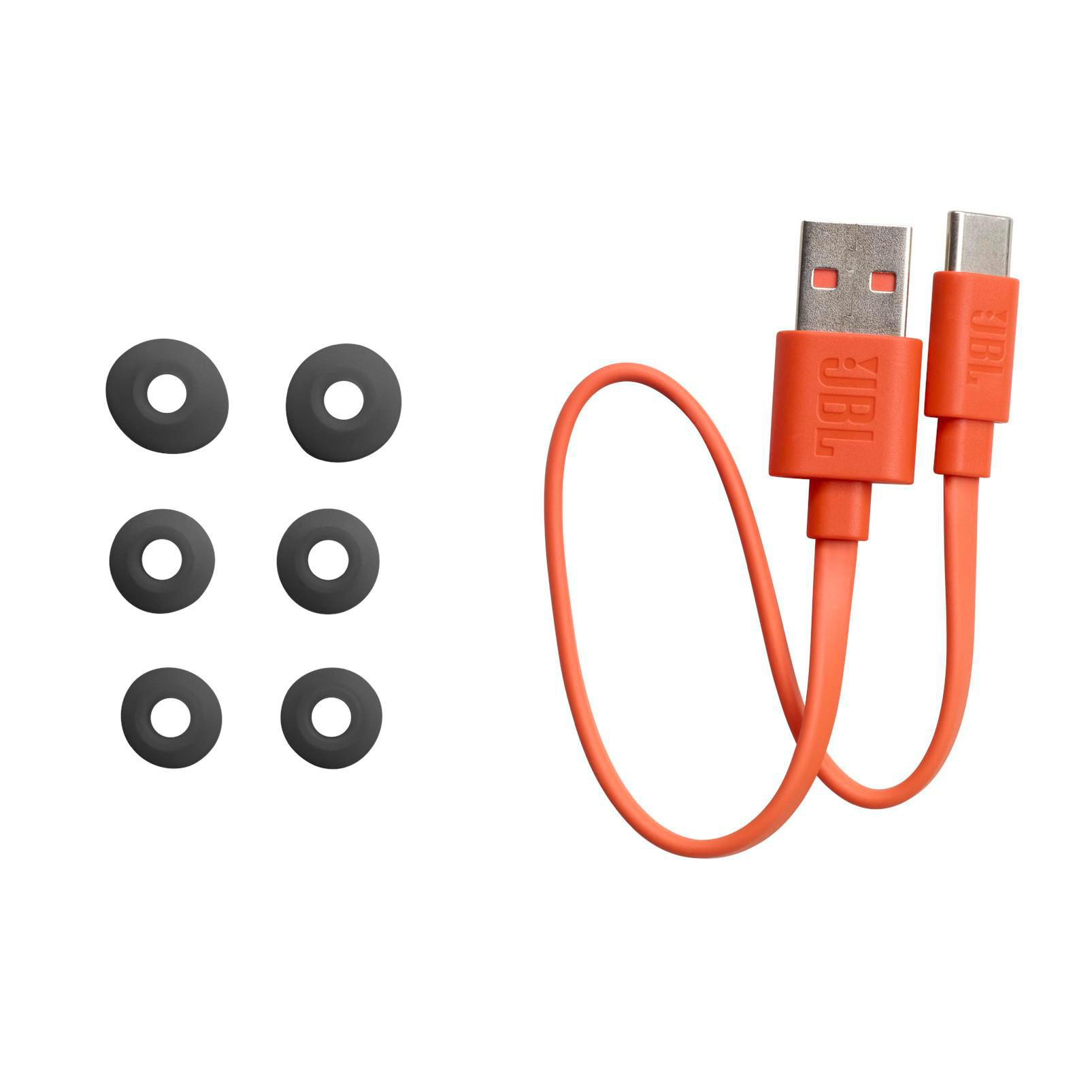 Ein orangefarbenes JBL-Ladekabel und drei Paar schwarze Silikon-Ohrstöpsel auf weißem Hintergrund.