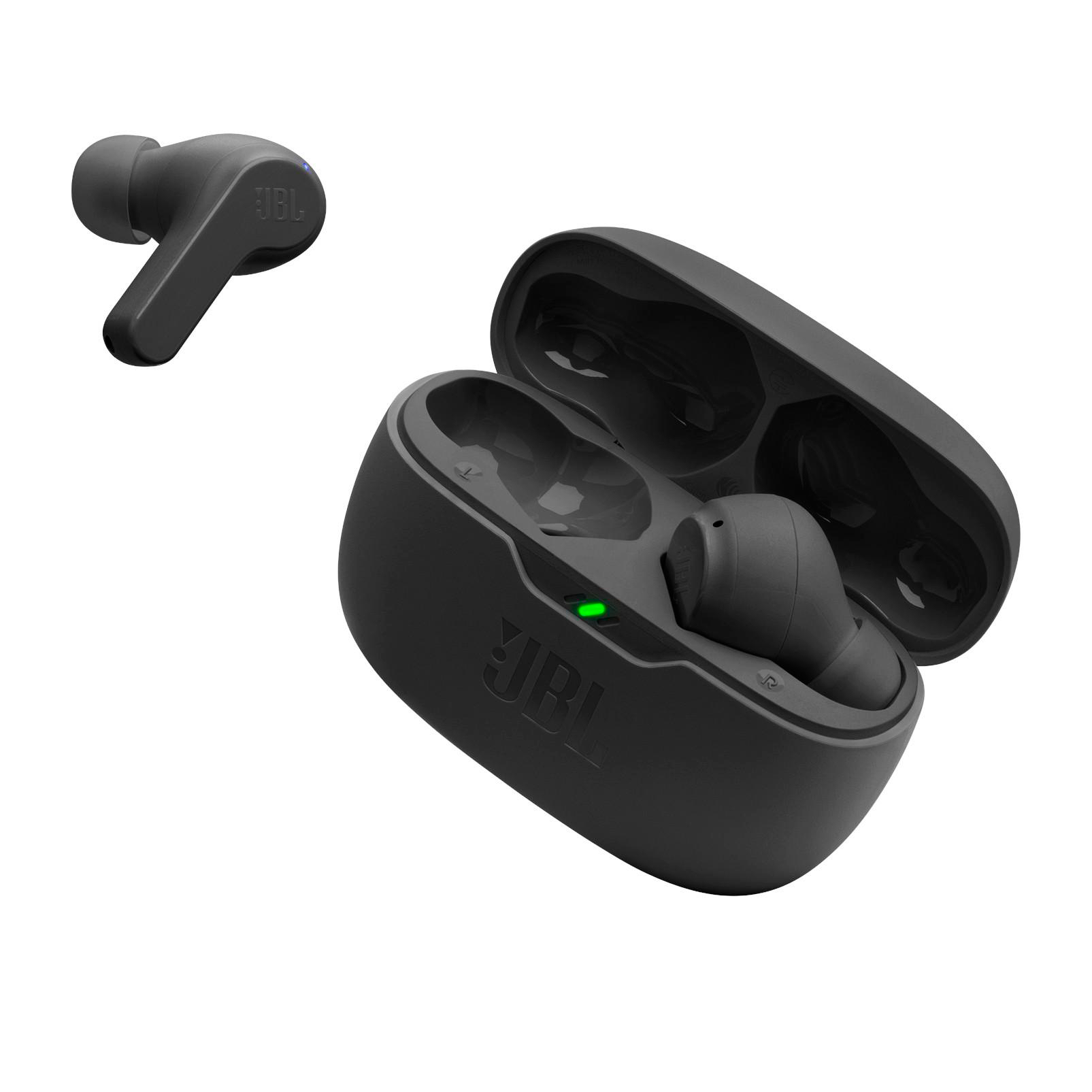 Schwarze kabellose JBL In-Ear-Kopfhörer mit Ladecase auf weißem Hintergrund.