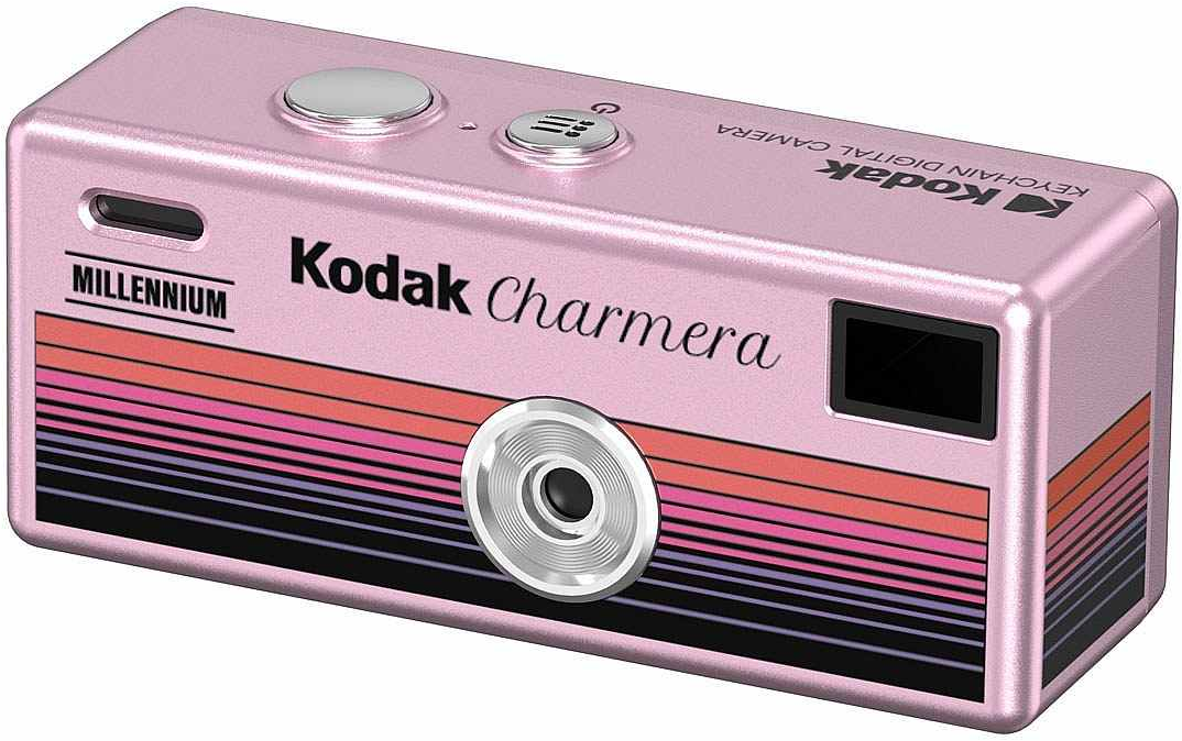 Un appareil photo numérique Kodak Charmera rose avec des rayures colorées et un objectif argenté sur fond blanc.