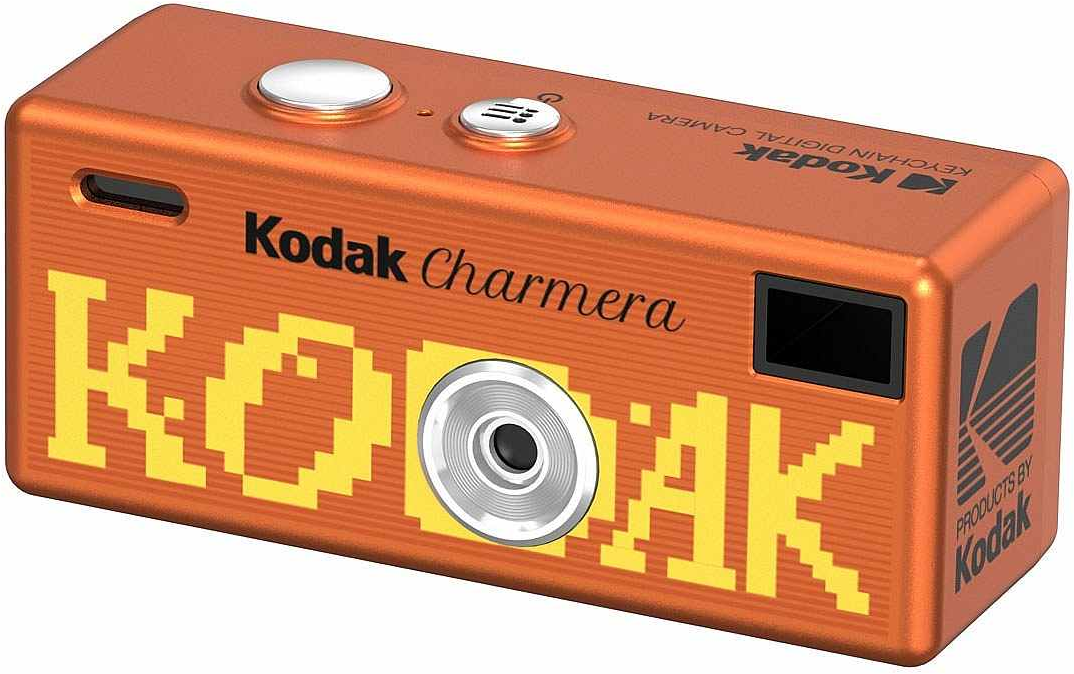 Un appareil photo numérique Kodak Charmera orange avec du texte pixelisé jaune et des boutons blancs.