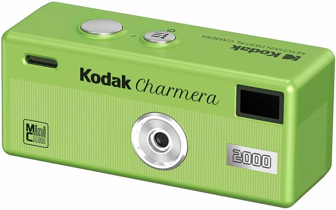 Un petit appareil photo numérique vert Kodak Charmera avec objectif, viseur et boutons argentés.