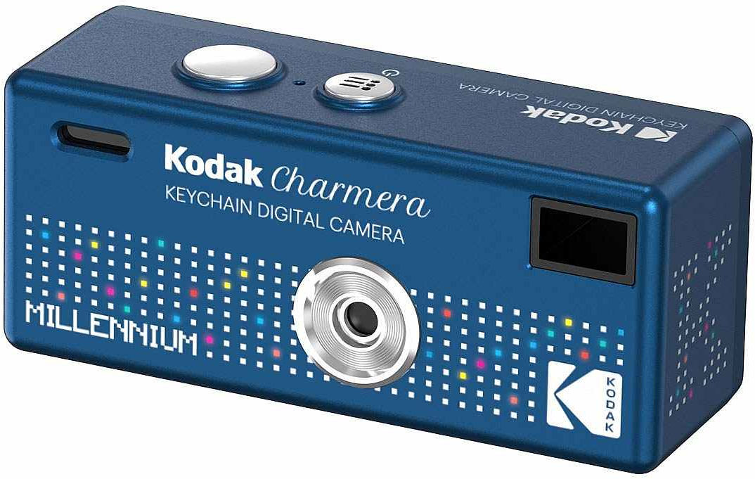 Appareil photo numérique bleu Kodak Charmera avec motifs de pixels colorés et objectif argenté.