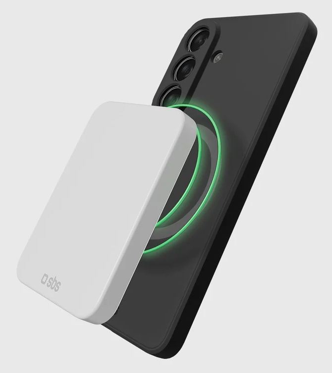 Biały powerbank jest przymocowany do tyłu czarnego smartfona z świecącymi zielonymi pierścieniami magnetycznymi.