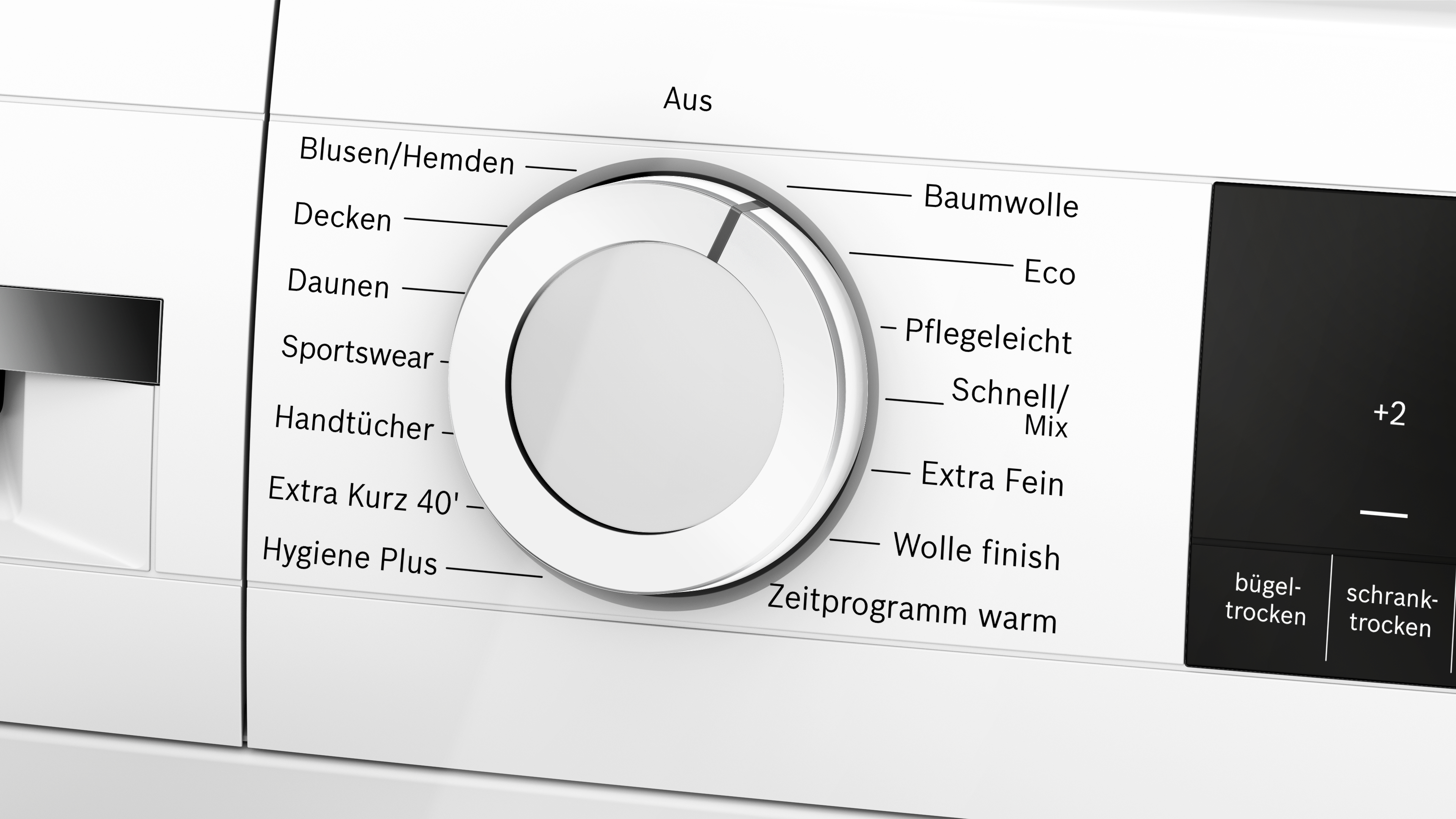 Nahaufnahme des runden Programmwahlschalters einer weißen Waschmaschine mit deutscher Beschriftung.