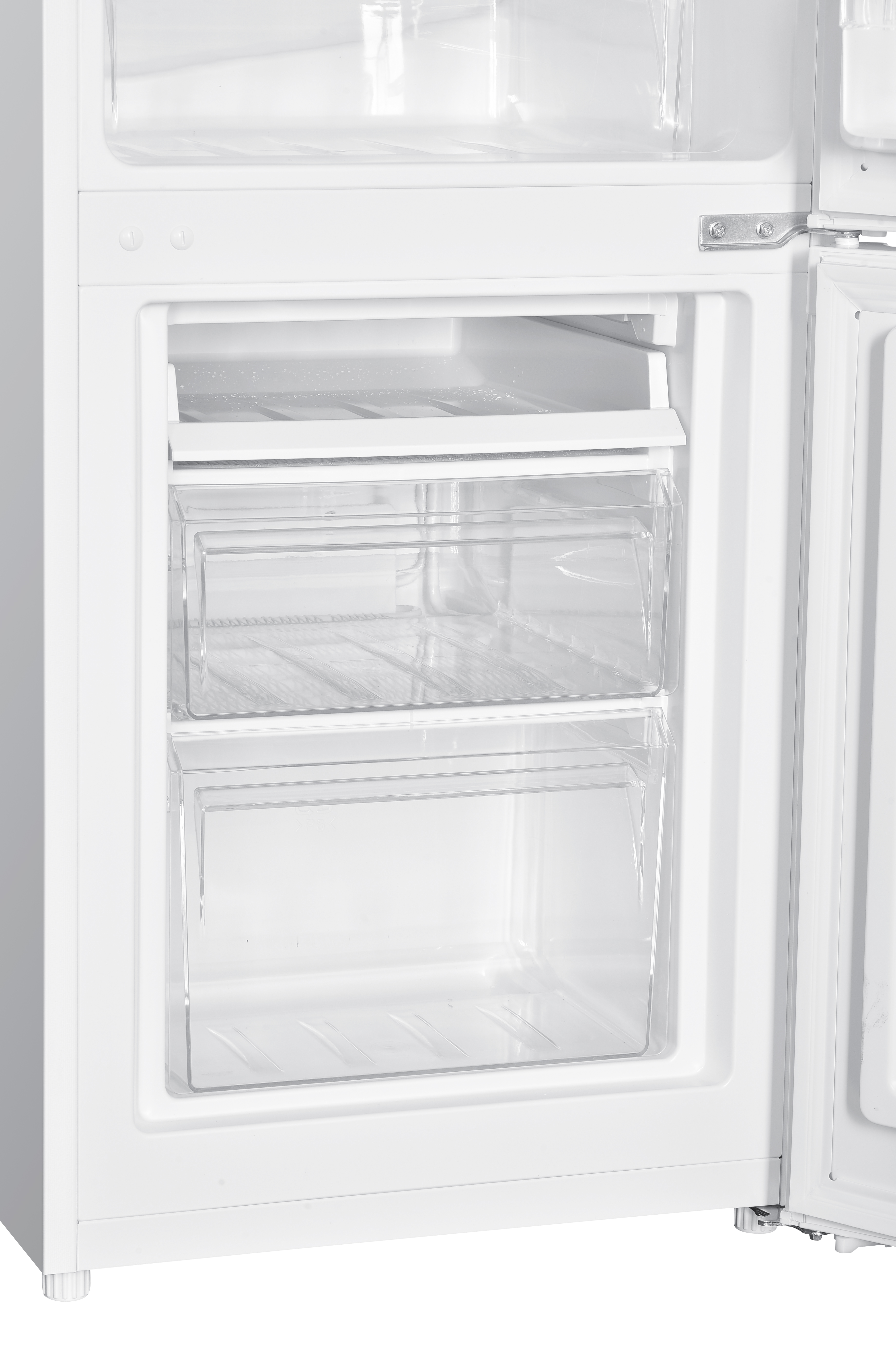 Offener weißer Kühlschrank mit klaren Plastikschubladen und Regalen im Inneren.