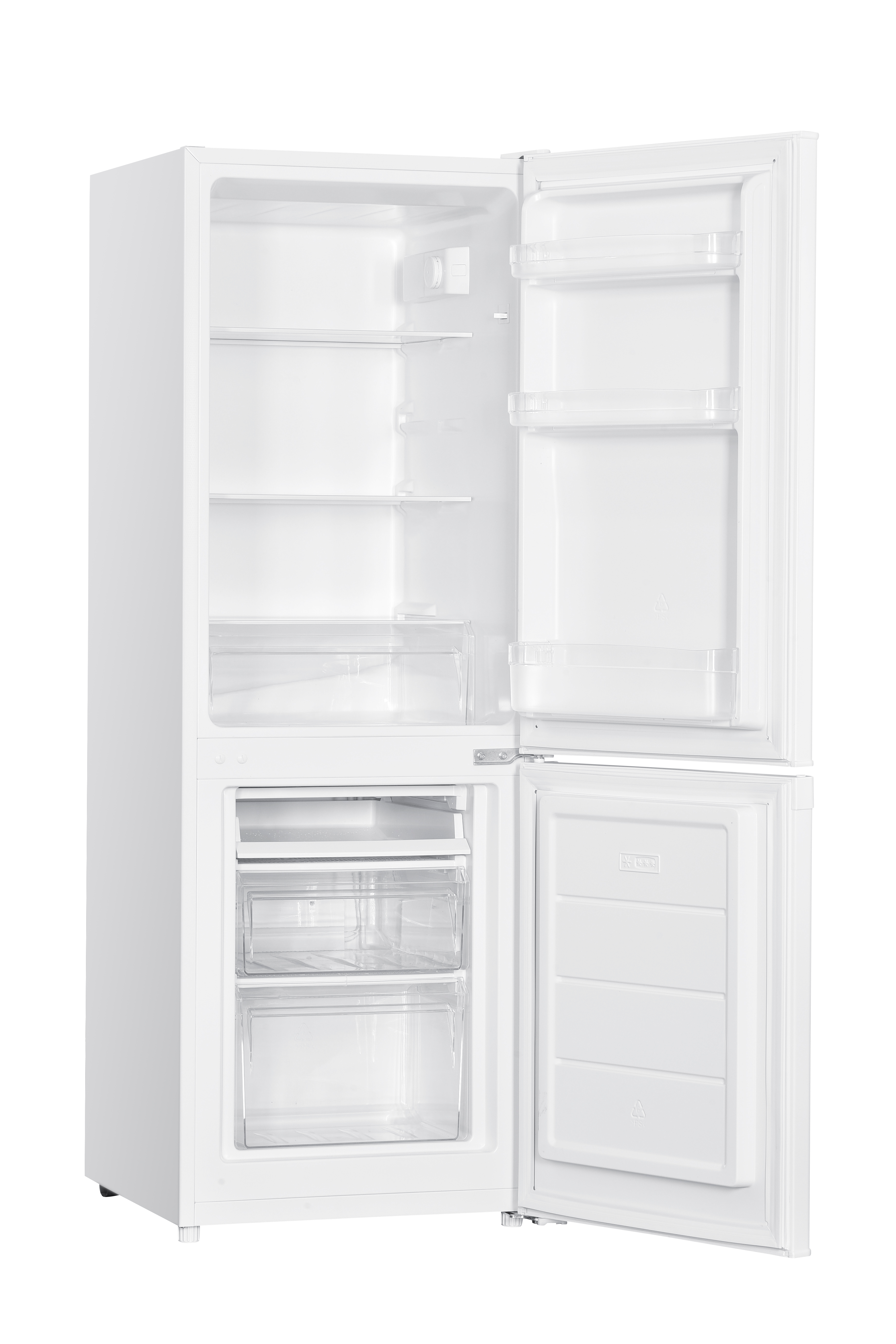 Ein weißer, freistehender Kühlschrank mit geöffneten Türen und leeren Regalen im Innenraum.