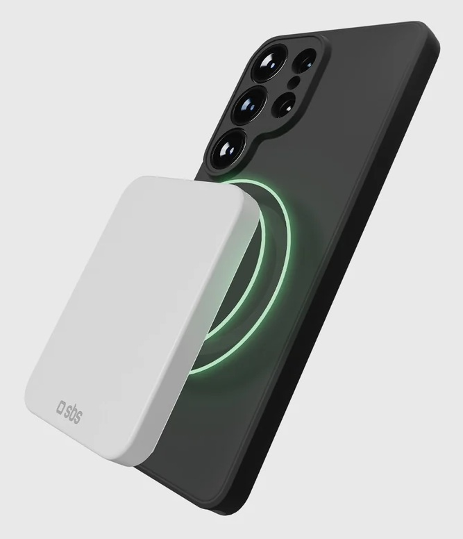 Biały powerbank bezprzewodowo ładuje czarny smartfon na jasnym tle.