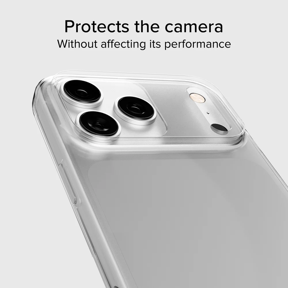Nahaufnahme der Schutzhülle auf der Rückseite eines Smartphones mit Drei-Kamera-Modul auf weißem Hintergrund.
