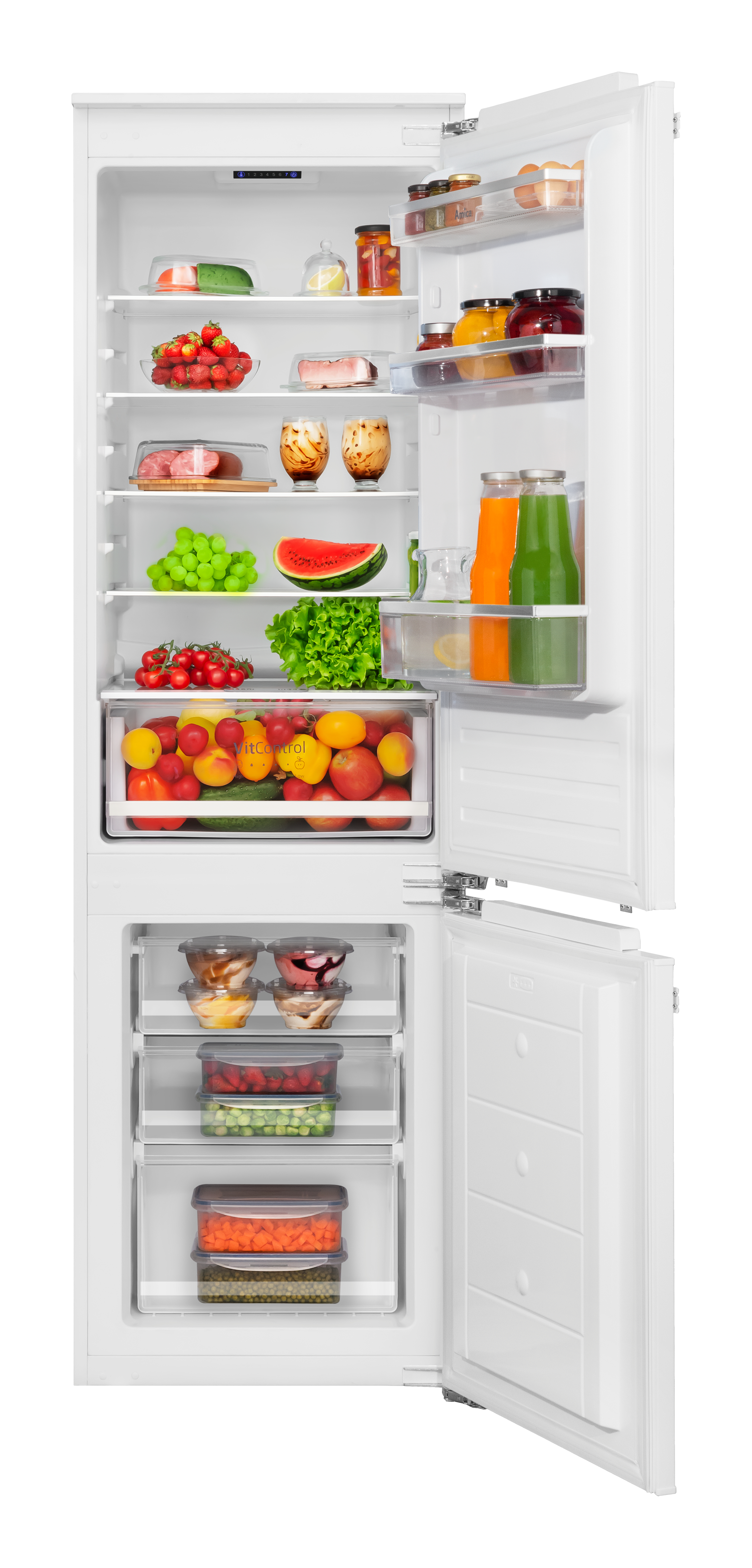 Ein offener weißer Kühlschrank, gut gefüllt mit frischem Obst, Gemüse, Getränken und Behältern.