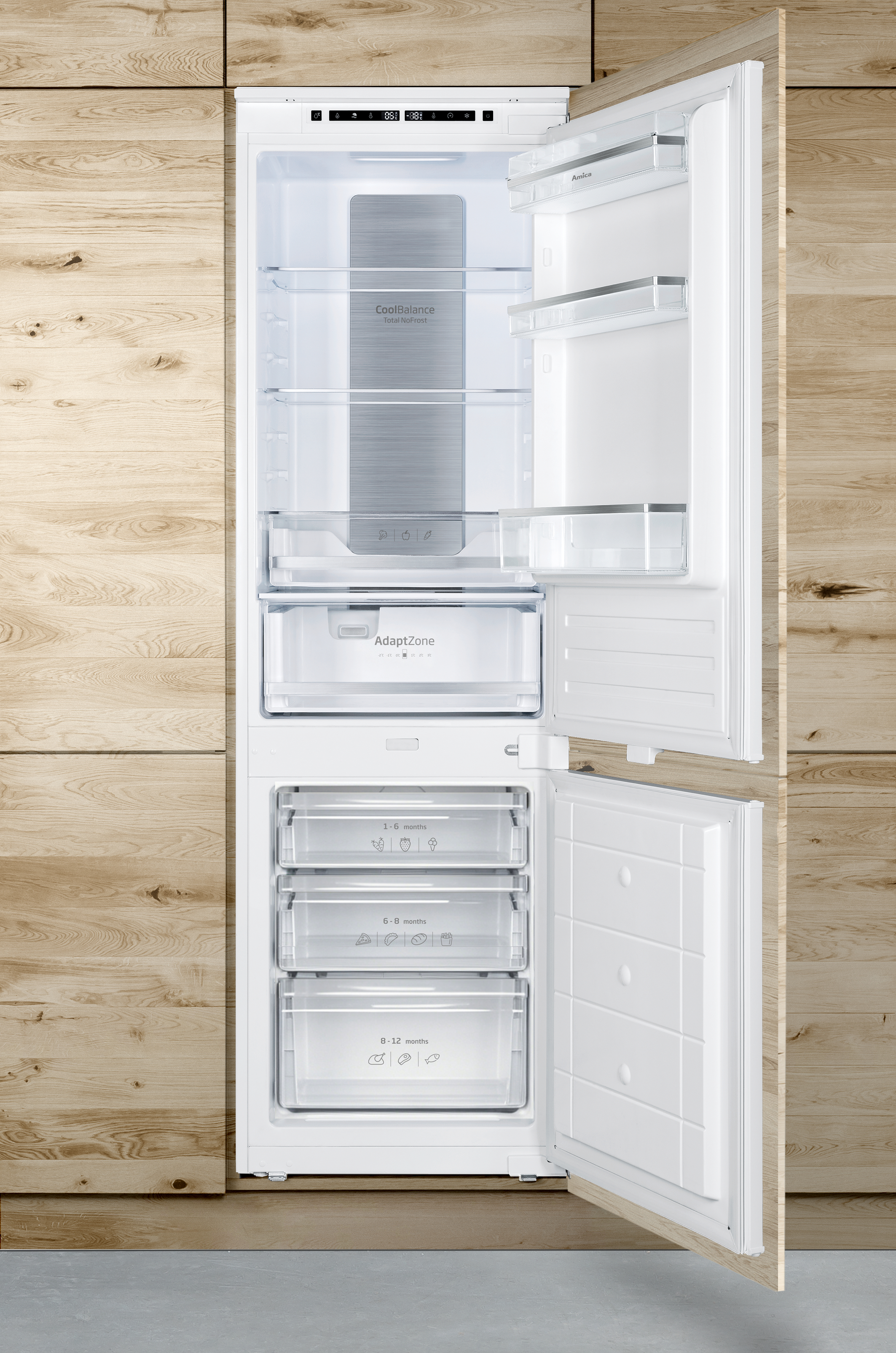 Ein weißer, offener Einbaukühlschrank mit Holzfronten.