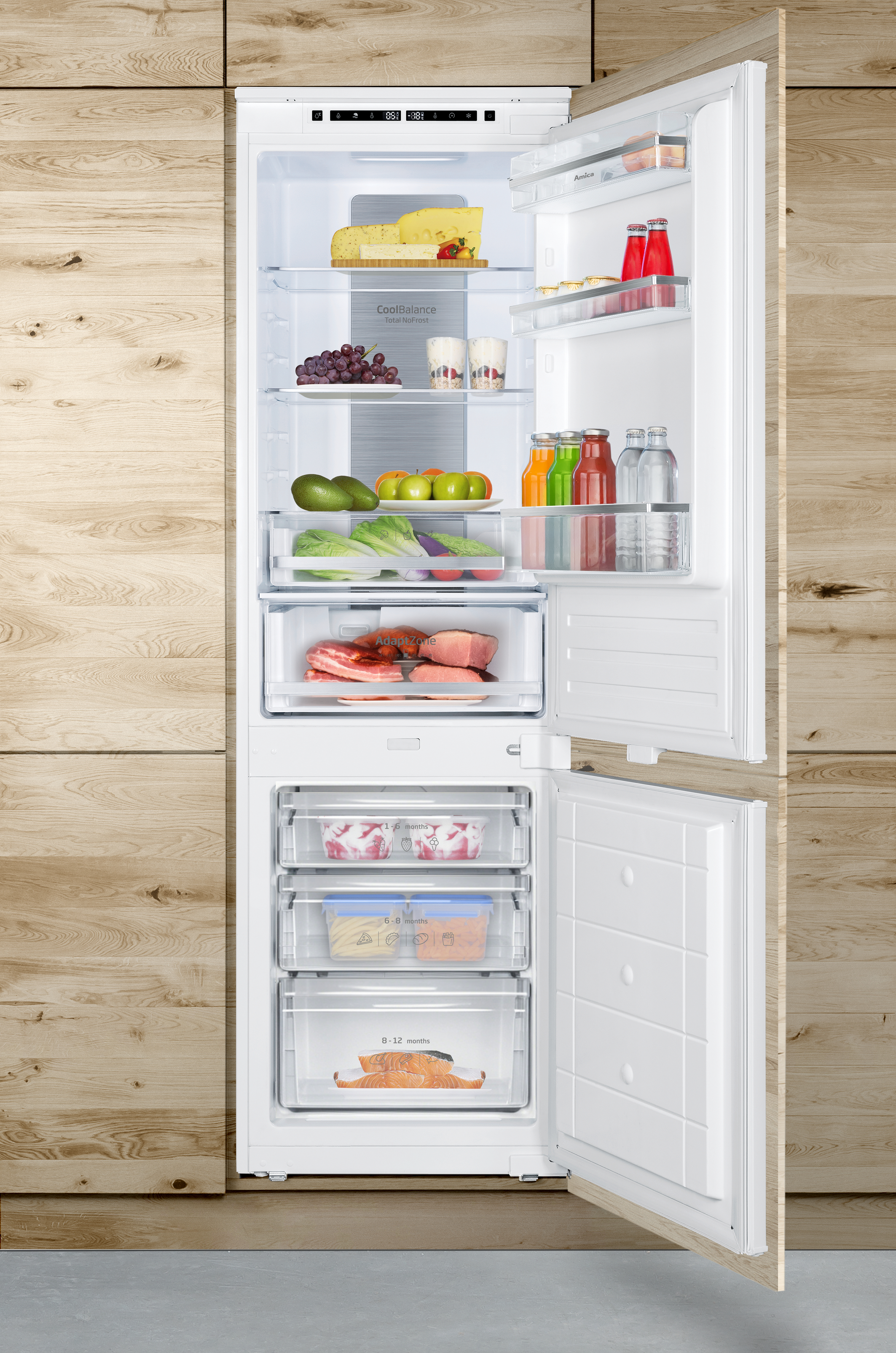 Ein weißer Einbaukühlschrank mit offener Tür ist in eine holzfarbene Küchenfront integriert und gut gefüllt.