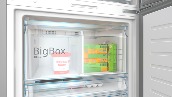 Açık bir dondurucu, içinde bir dondurma kutusu ve istiflenmiş yeşil kutular bulunan büyük bir BigBox çekmecesini gösteriyor.