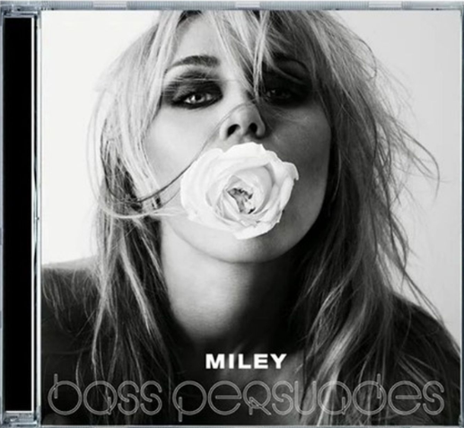 Schwarz-Weiß-Porträt einer blonden Frau mit einer weißen Rose im Mund und dem Schriftzug Miley.