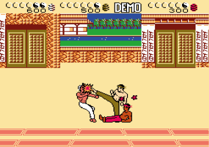 Screenshot di un gioco di combattimento retro con tre personaggi in un dojo.