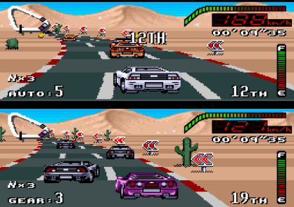 Gioco di corse retro a schermo diviso con auto sportive su pista desertica e HUD.