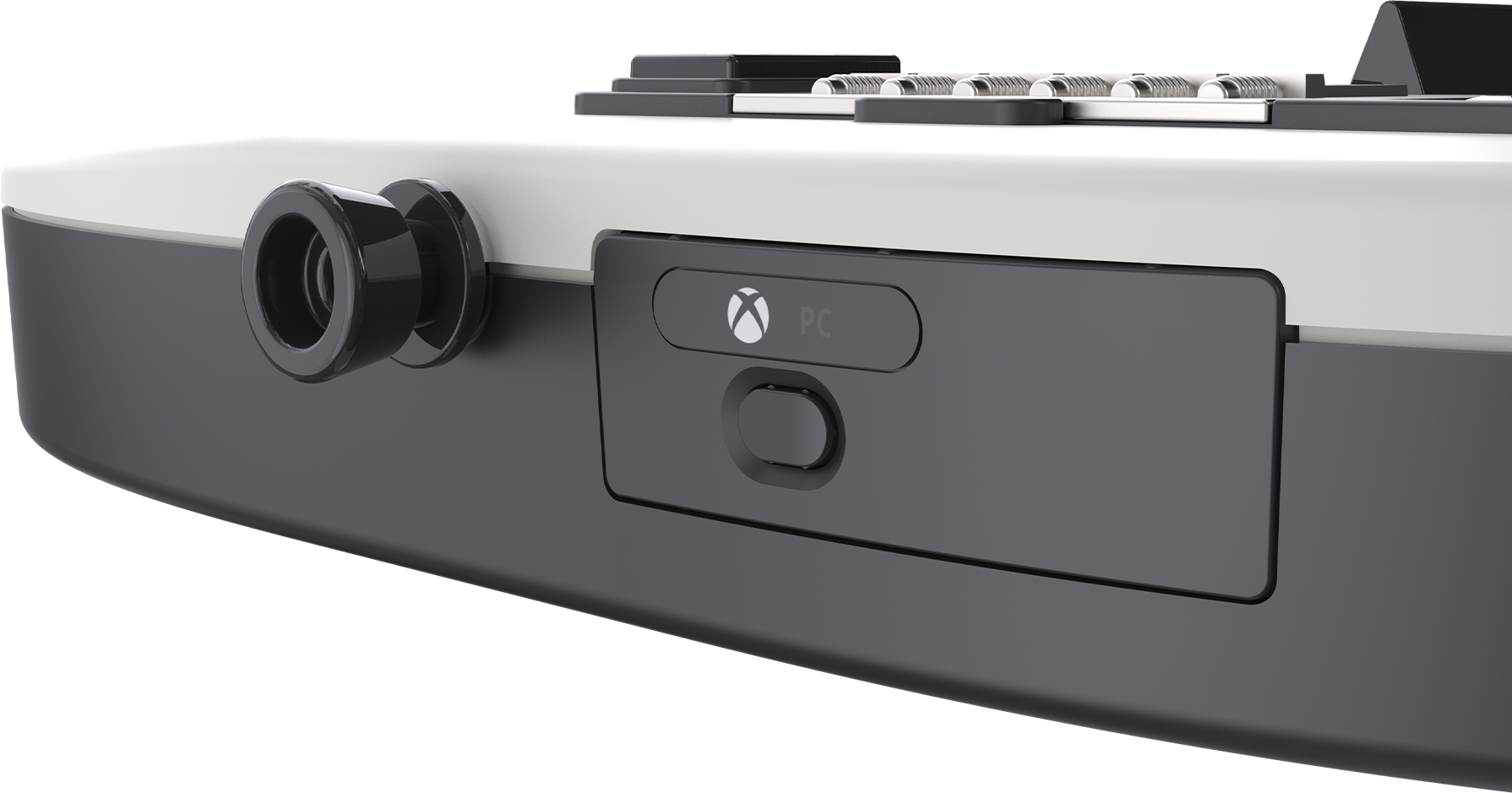 Nahaufnahme eines schwarz-weißen Geräts mit Xbox- und PC-Logo sowie einem runden Knopf.