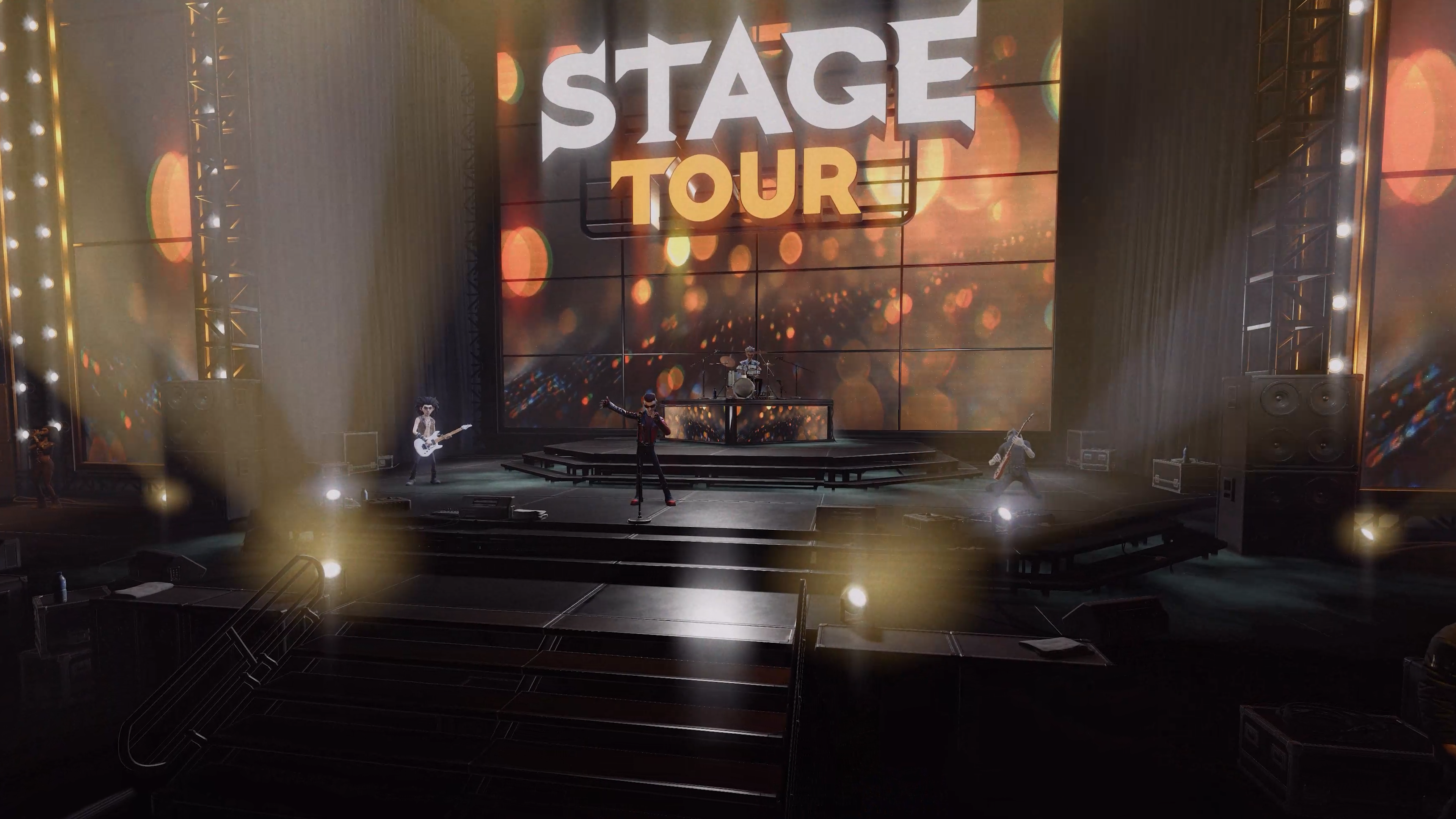Eine Band spielt auf einer hell beleuchteten Bühne mit einer großen Leinwand, die "STAGE TOUR" im Hintergrund zeigt.