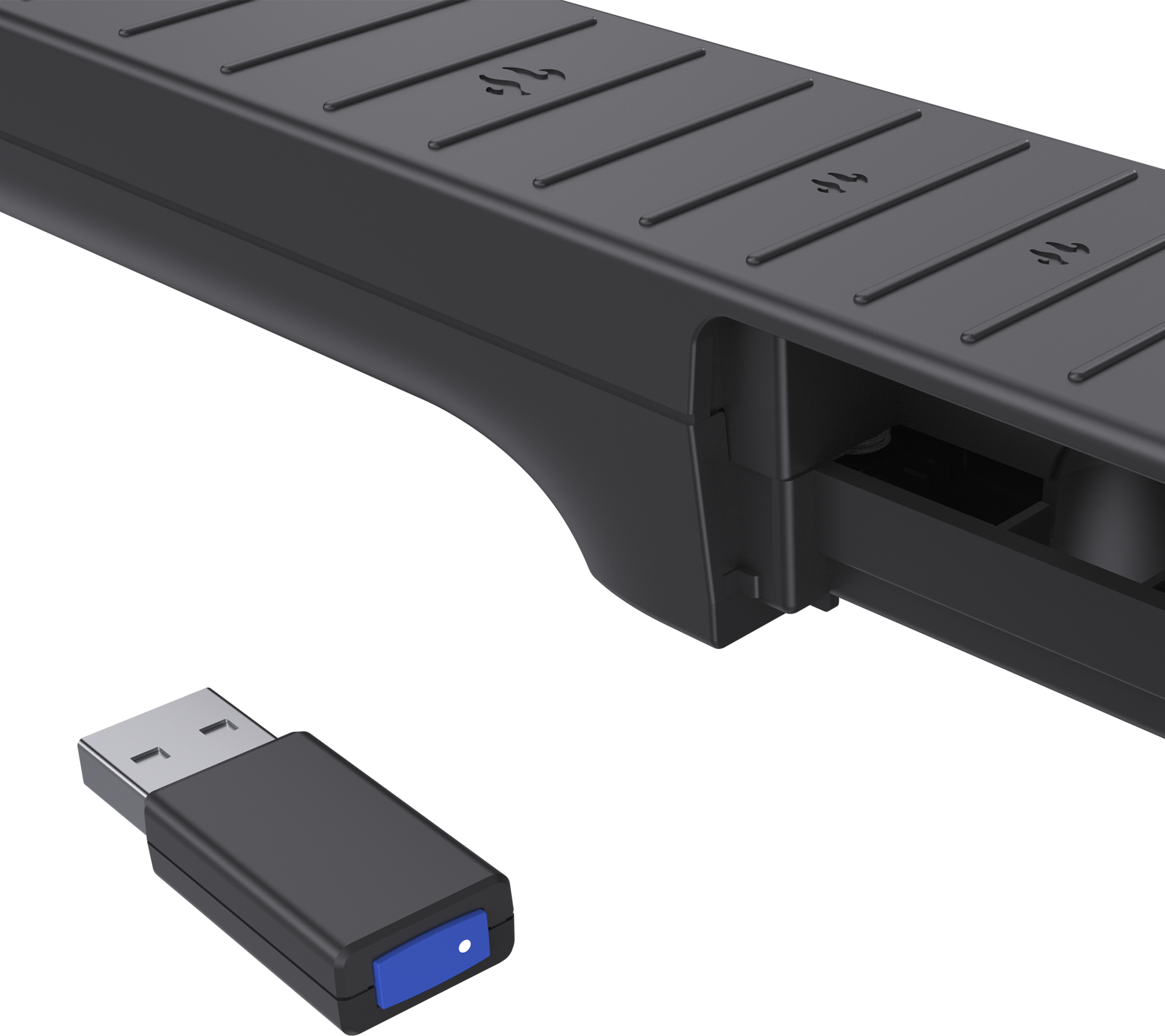 Ein schwarzes USB-Gerät mit einer blauen Taste liegt vor einer dunklen strukturierten Abdeckung vor schwarzem Hintergrund.