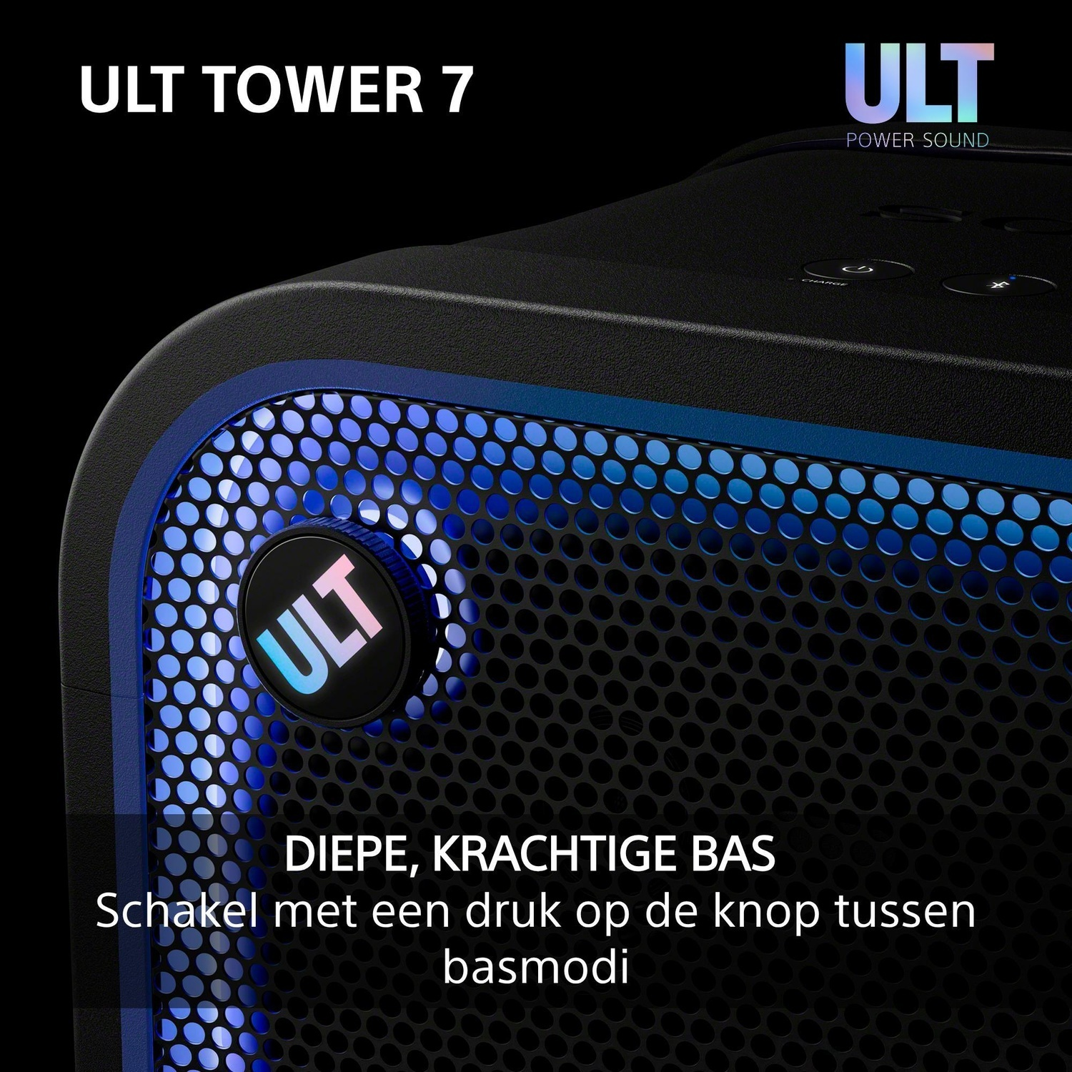 Close-up van ULT Tower 7 luidspreker met geperforeerd rooster, blauwe verlichting, bedieningsknoppen en promotietekst.