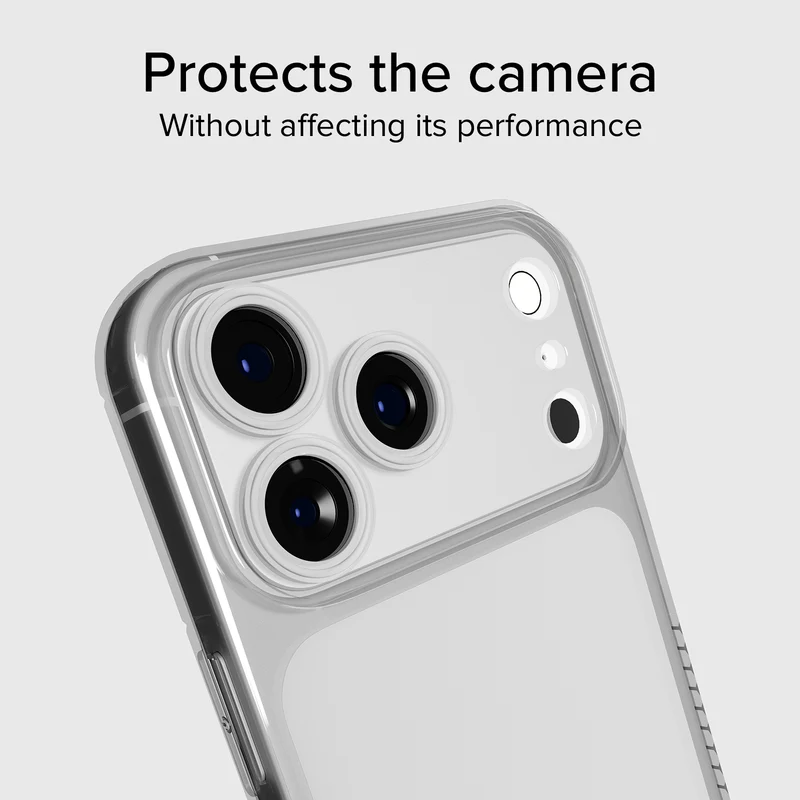 Rückseite eines Smartphones in einer transparenten Schutzhülle mit Fokus auf die Kamera. Text: Protects the camera