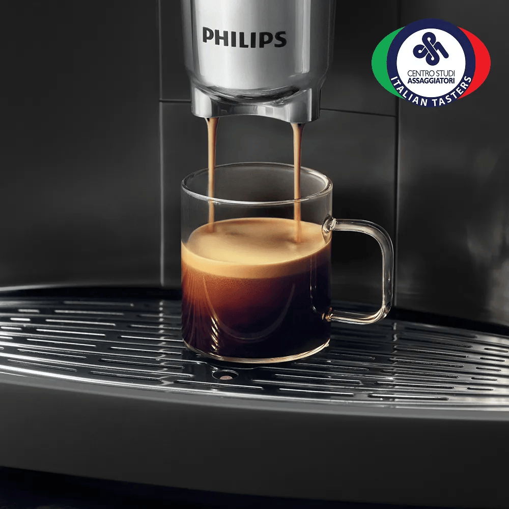 Kaffee fließt aus einer Philips-Kaffeemaschine in eine Glastasse auf der Abtropfschale.