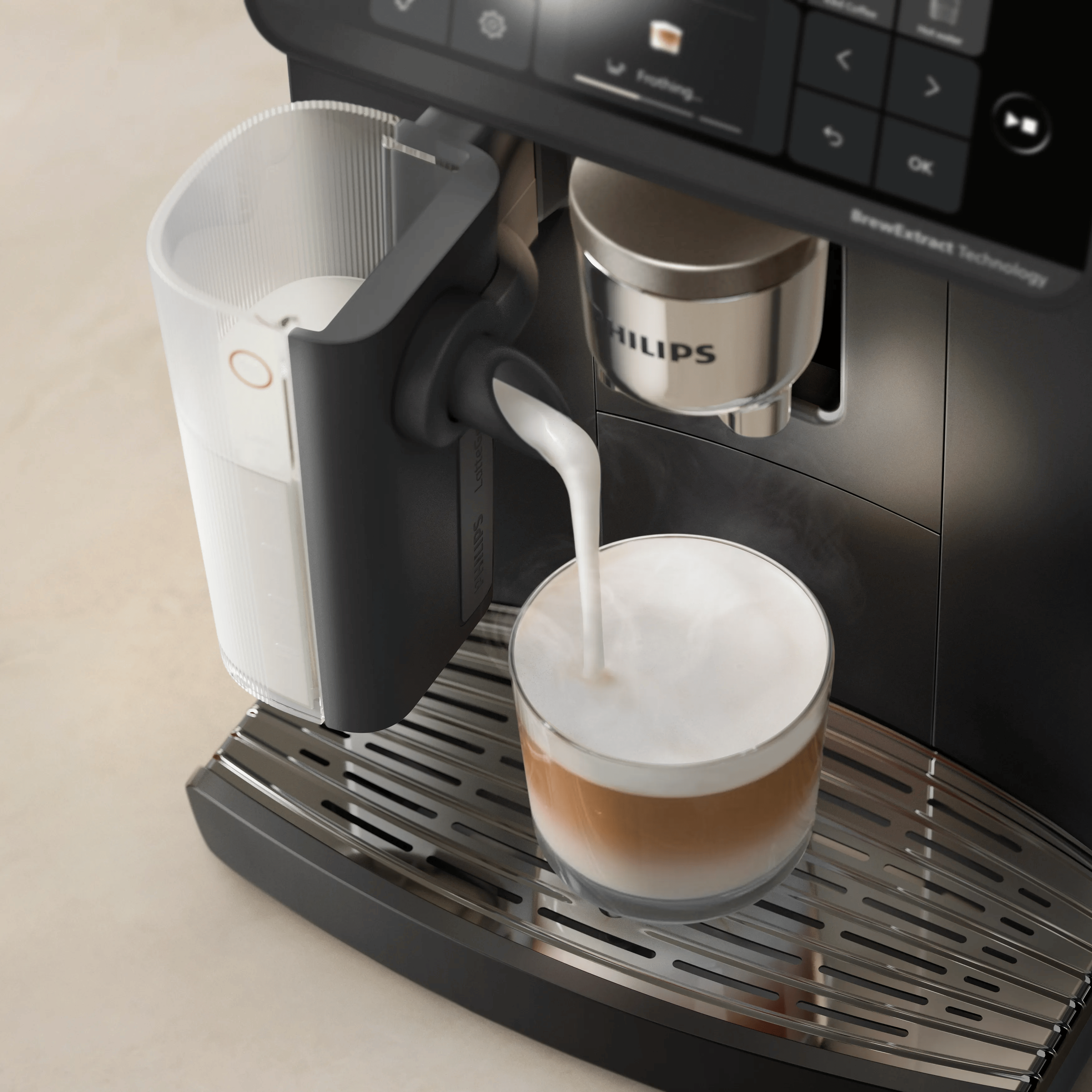 Ein Kaffeevollautomat gießt Milch in ein Glas mit Kaffee auf einer Edelstahlabtropffläche.