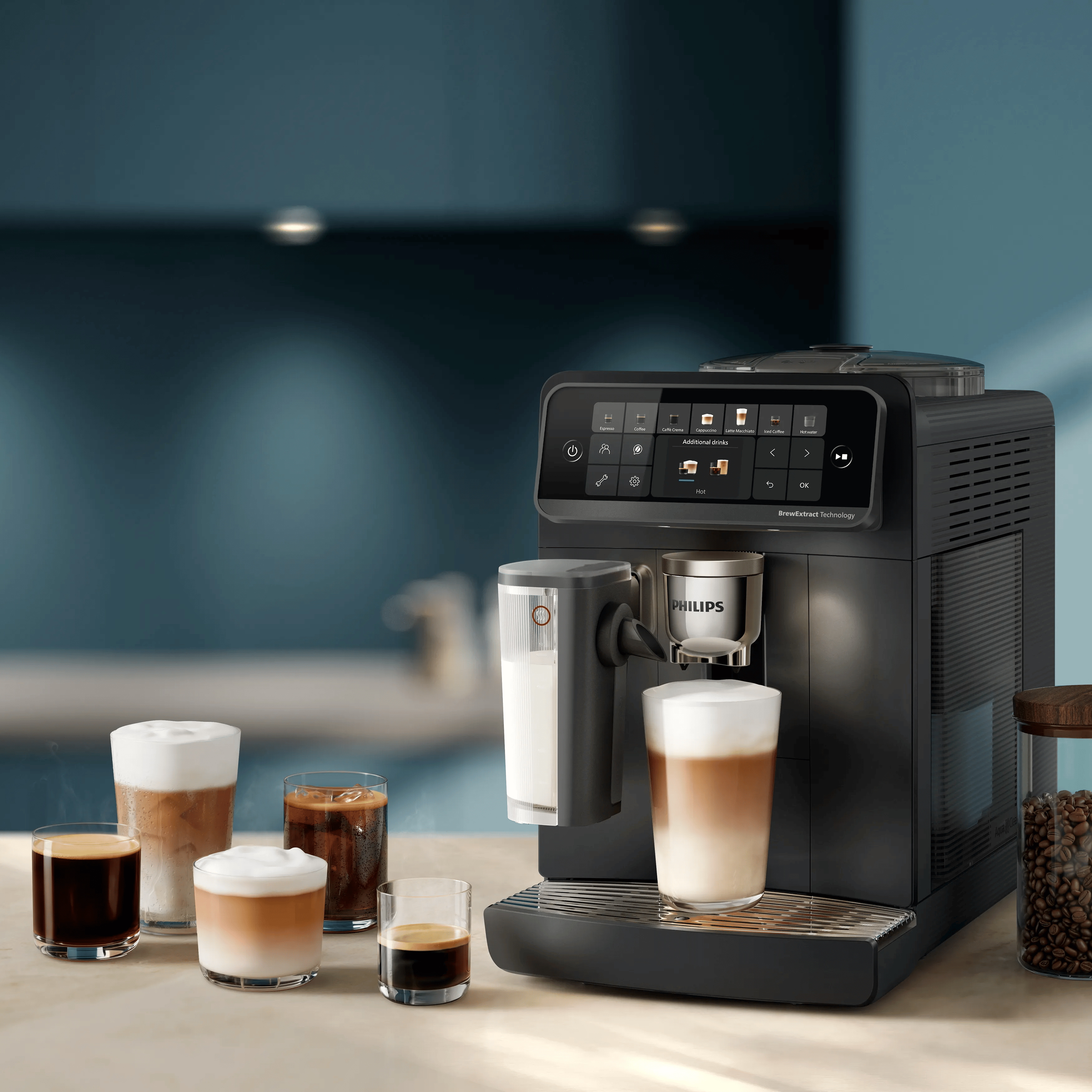 Eine schwarze Philips-Espressomaschine steht auf einer Theke mit verschiedenen Kaffeespezialitäten.