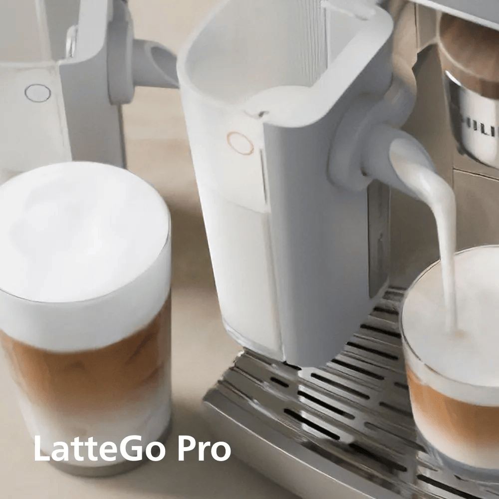 Eine Kaffeemaschine mit LatteGo Pro gießt Milch in ein Glas neben einem fertigen Getränk.