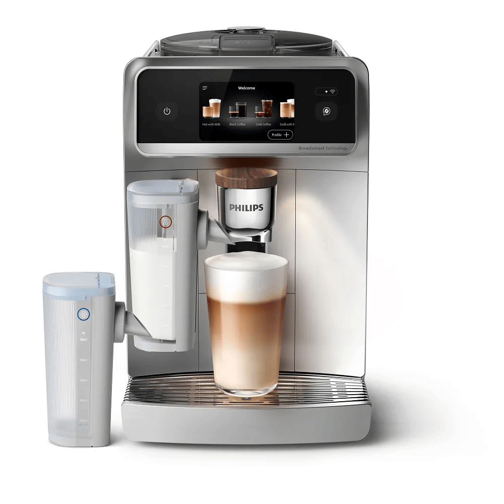 Moderne silberne Philips-Kaffeemaschine mit digitalem Display, Milchbehälter und einem Glas Cappuccino auf dem Gitter.