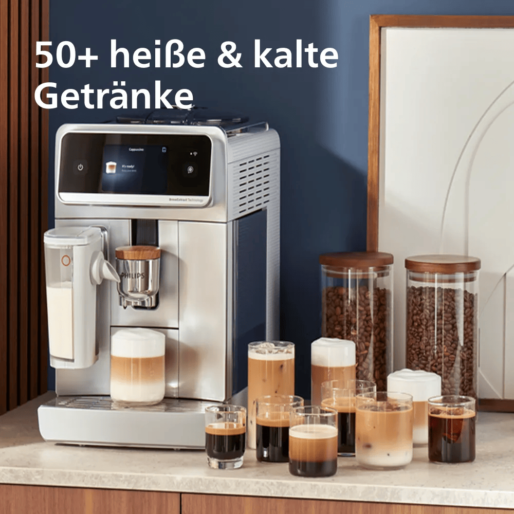 Eine silberne Philips Kaffeemaschine auf einer Theke mit Kaffeebohnen in Gläsern und verschiedenen Kaffeespezialitäten.