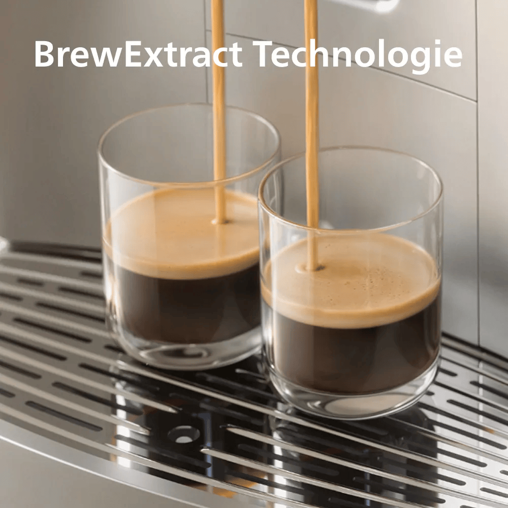 Kaffee fließt in zwei Gläser auf einer Metallschale.