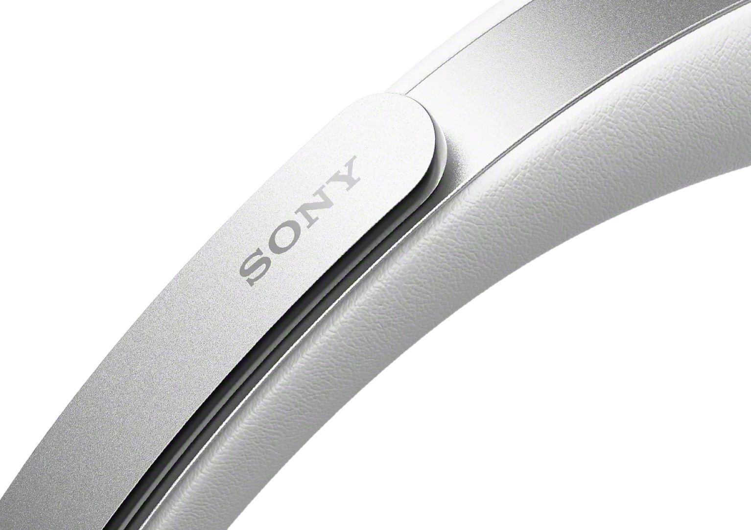 Siyah arka plan üzerinde beyaz bir Sony kulaklık kafa bandının yakın çekimi, gümüş logoyu vurgular.