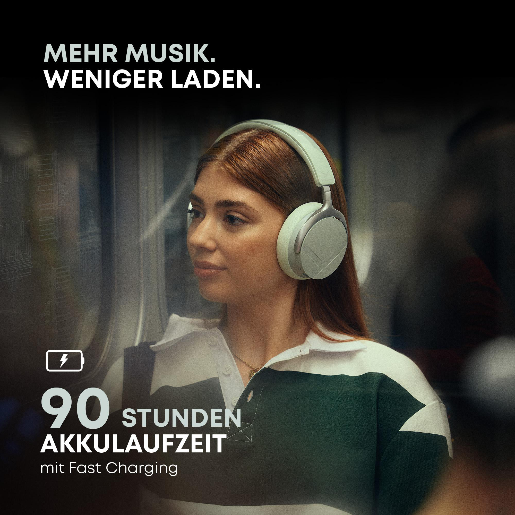 Eine Frau mit hellgrünen Kopfhörern in einem Zug mit deutschem Werbetext zur Akkulaufzeit.